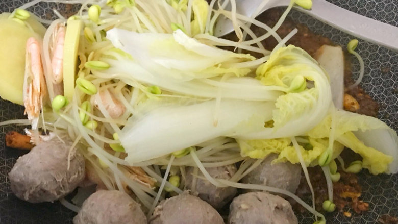 麻辣香锅(快手菜),把焯熟的配菜倒入锅里翻炒1分钟就好了