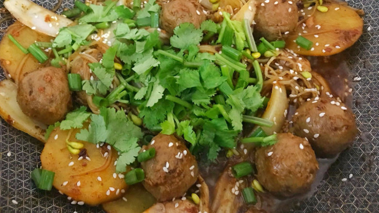 麻辣香锅(快手菜),放入葱花和香菜碎。翻炒均匀出锅