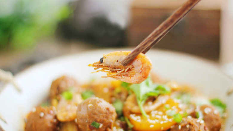 麻辣香锅(快手菜),又香又麻又辣 超好吃的牛肉丸 北极甜虾,来张嘴 麻辣香锅调料,只需配菜600克,放入35克调料即可,觉得不够咸再加点盐