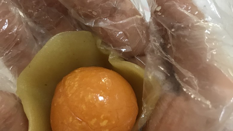 莲蓉蛋黄月饼,放入蛋黄,包裹起来,慢慢往上收口。