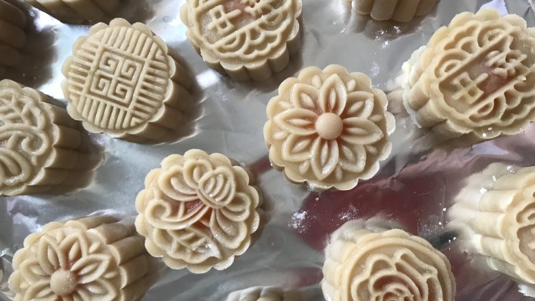 莲蓉蛋黄月饼,把月饼从模具中扣出,要算好间距,此配方可以做16个月饼。