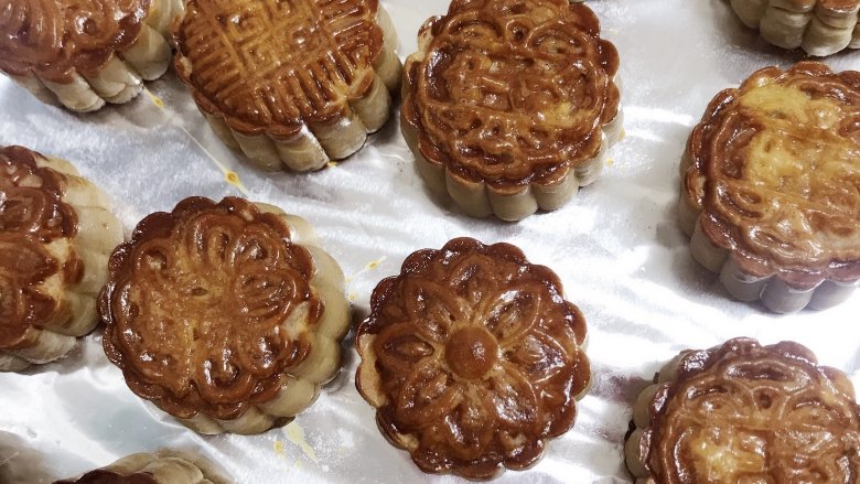 莲蓉蛋黄月饼,出炉之后,把月饼放在网架上,晾凉之后密封放入冰箱冷藏,3-5天是月饼最好的回油期。