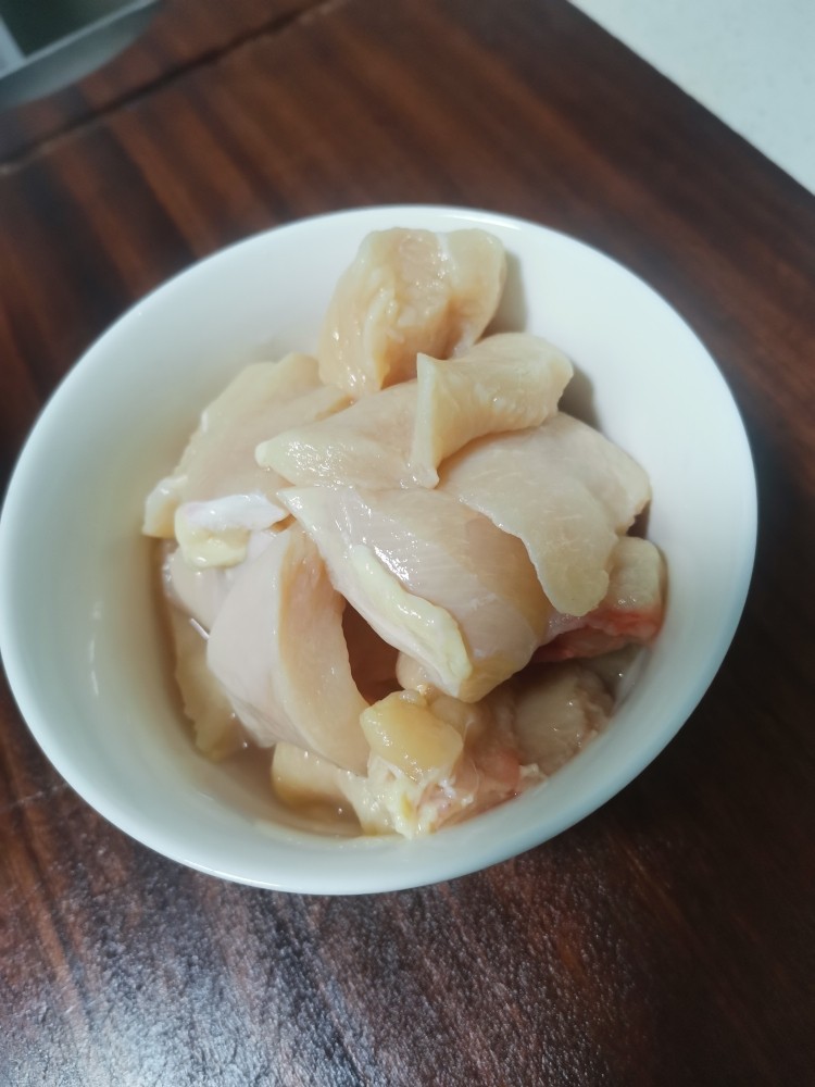 电饼铛烤鸡块,<a style='color:red;display:inline-block;' href='/shicai/ 101'>鸡胸肉</a>切小块,泡30分
