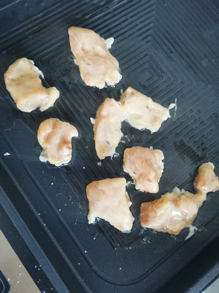 电饼铛烤鸡块,电饼铛放底油,预热5分,放入鸡块