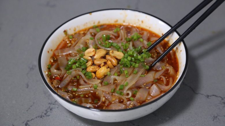 酸辣宽粉,再撒上葱和<a style='color:red;display:inline-block;' href='/shicai/ 4262'>花生米</a>即可