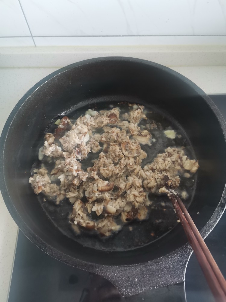 酱肉包子,起锅烧油,加香菇末