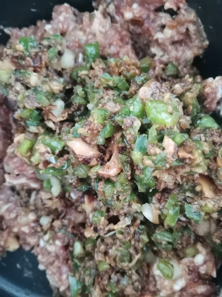 酱肉包子,把炒好的香菇馅，和所有材料一起加入