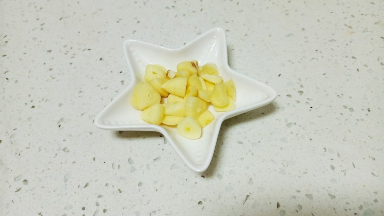 清炒山豆角,大蒜切片