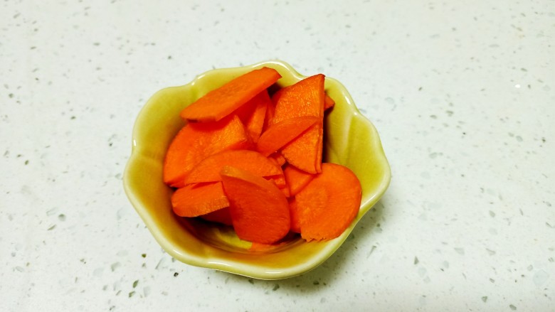 清炒山豆角, <a style='color:red;display:inline-block;' href='/shicai/ 25'>胡萝卜</a>切片