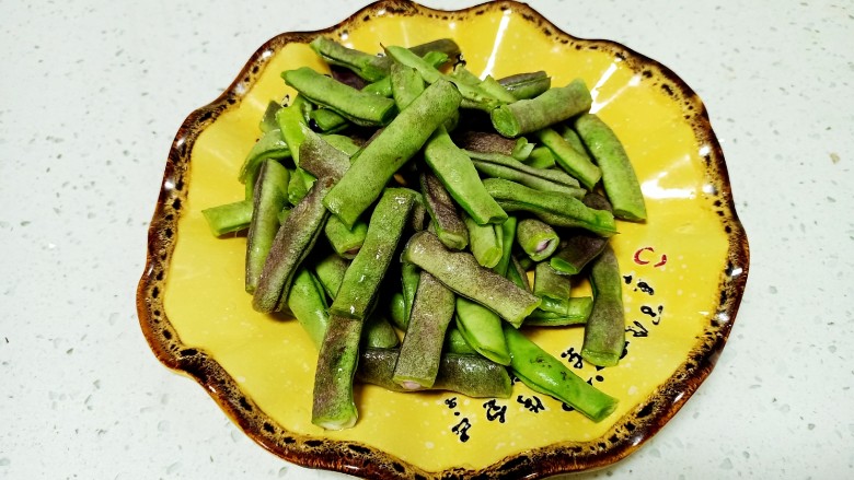 清炒山豆角,山豆角去掉两头的筋, 用手掰成段清洗干净