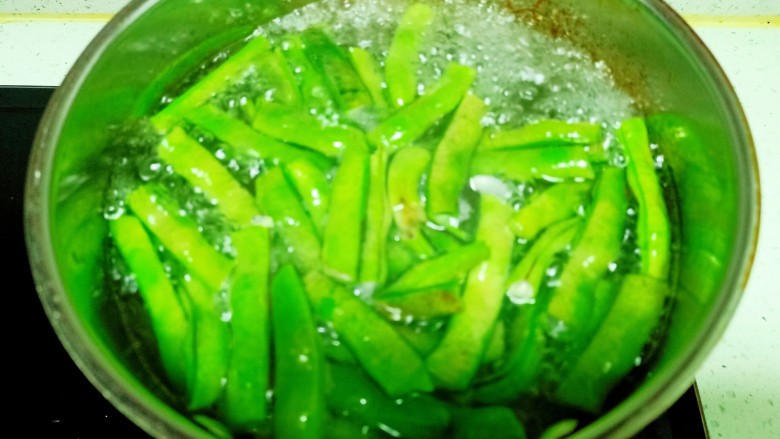 清炒山豆角,锅中放入适量清水水开后放入山豆角