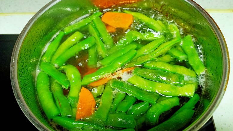 清炒山豆角,山豆角断生放入胡萝卜