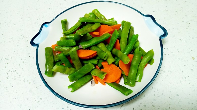 清炒山豆角,胡萝卜焯水30秒捞出