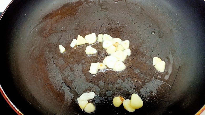 清炒山豆角,锅中放入适量油炒香蒜片