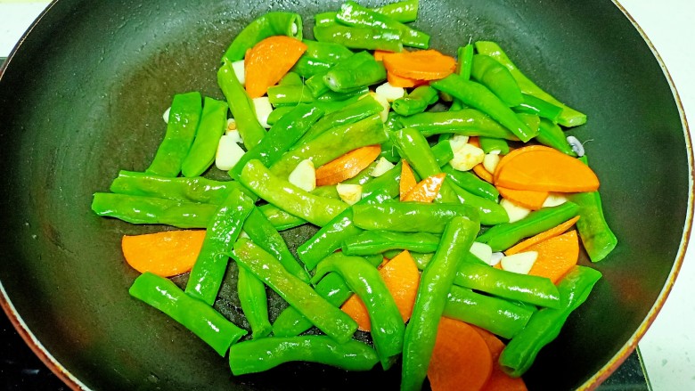 清炒山豆角,翻炒均匀