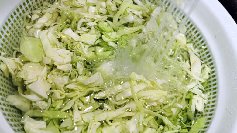 包菜炒粉丝,放入洗菜蓝,用清水冲洗