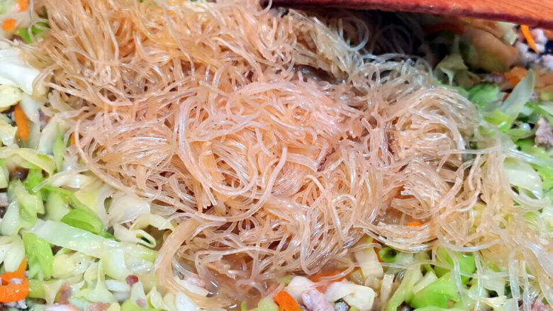 包菜炒粉丝,加入包菜丝炒软,来点高汤,糖,盐,鸡精最后放入粉丝焖烧入味,收汁即可