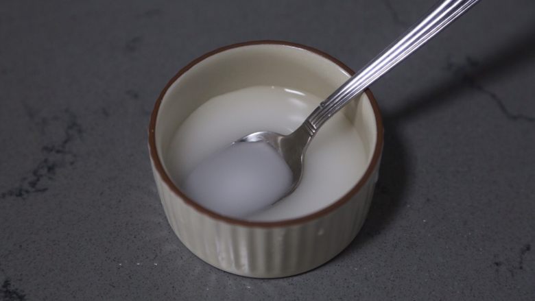干锅西兰花,水和淀粉调匀待用