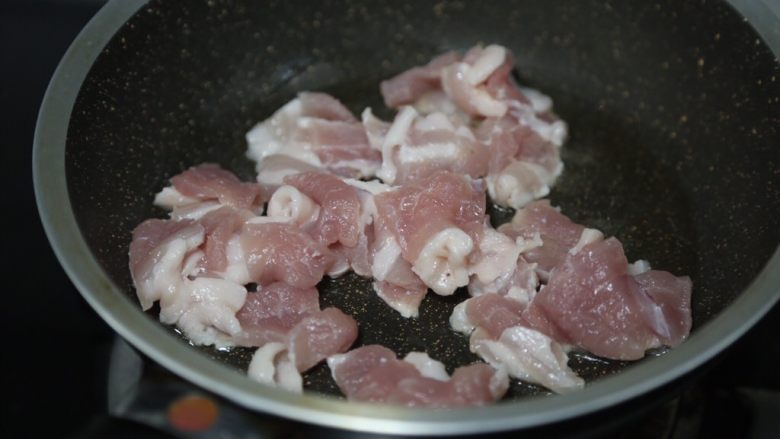 干锅西兰花,锅里倒入一点点油,烧热后下五花肉煸炒
