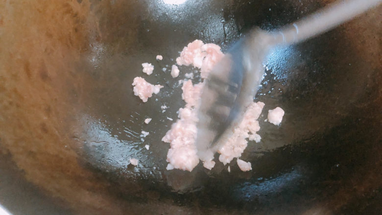 红烧南瓜,炒锅内热油,加入肉末快速翻炒后捞起来。