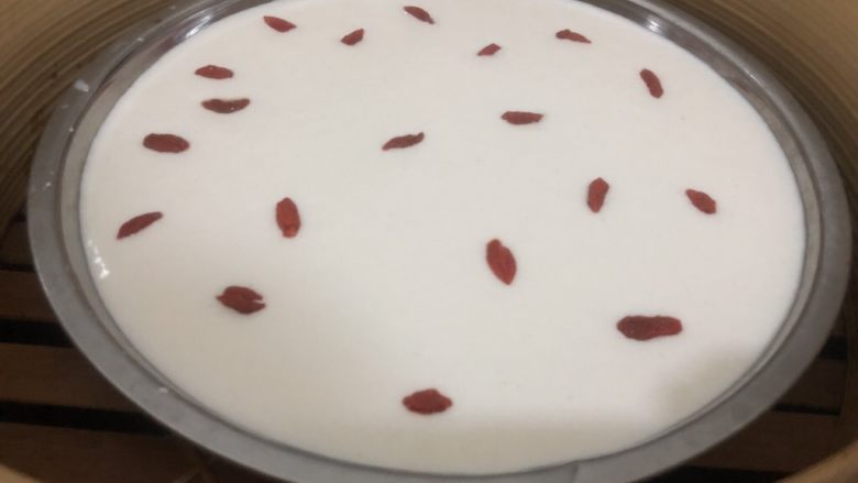 大米发糕,撒点<a style='color:red;display:inline-block;' href='/shicai/ 673'>枸杞</a>,盖盖大火隔水蒸20分钟左右,熟了就开盖,不然蒸汽水就滴下去(也可以盖保鲜膜扎点洞)