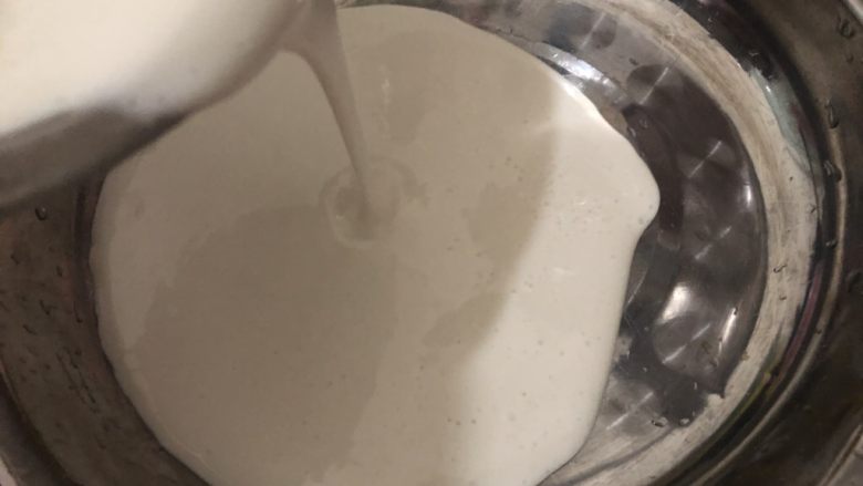 大米发糕,然后倒到你要用来蒸的盆里(也可以用原来的盆蒸)