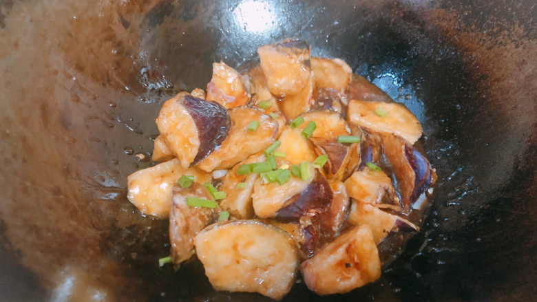 糖醋茄子,翻炒入味,最后撒上葱花。
