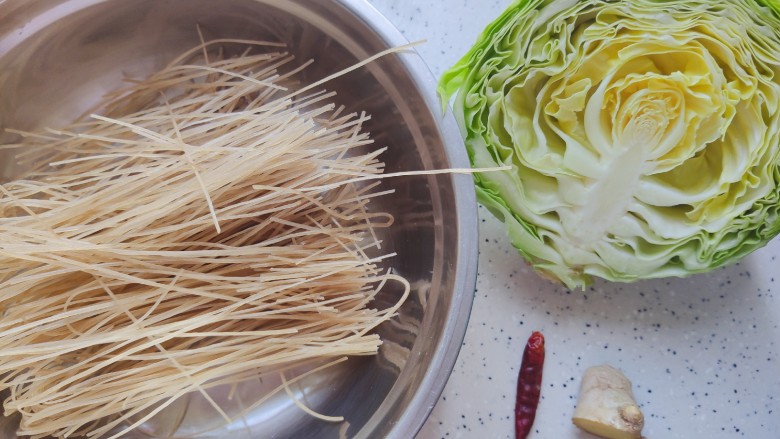 包菜炒粉丝,首先我们准备好所有食材