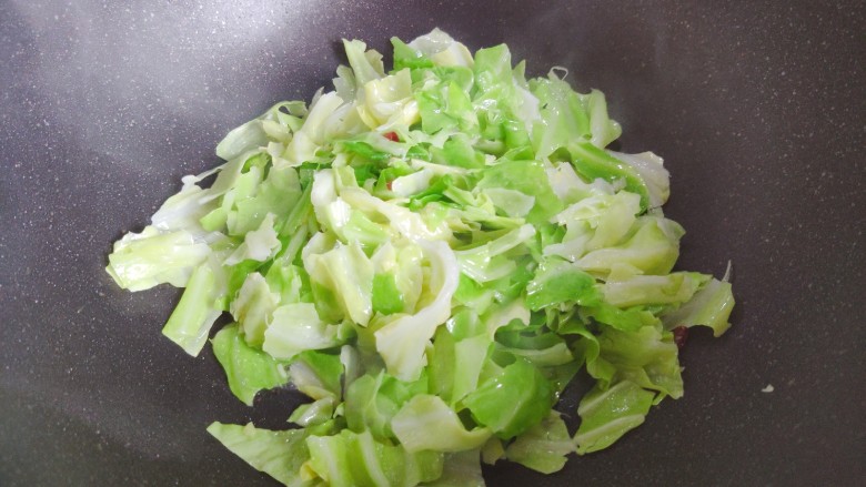 包菜炒粉丝,转大火,翻炒至包菜稍稍变软,体积变小