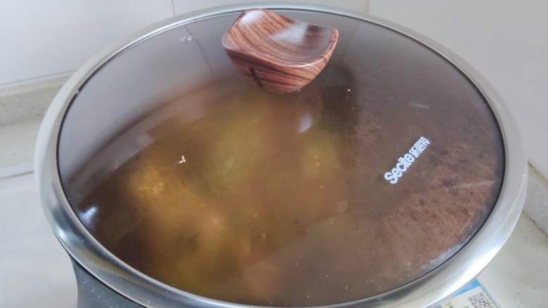 包菜炒粉丝,盖上锅盖,转小火,焖煮1分钟