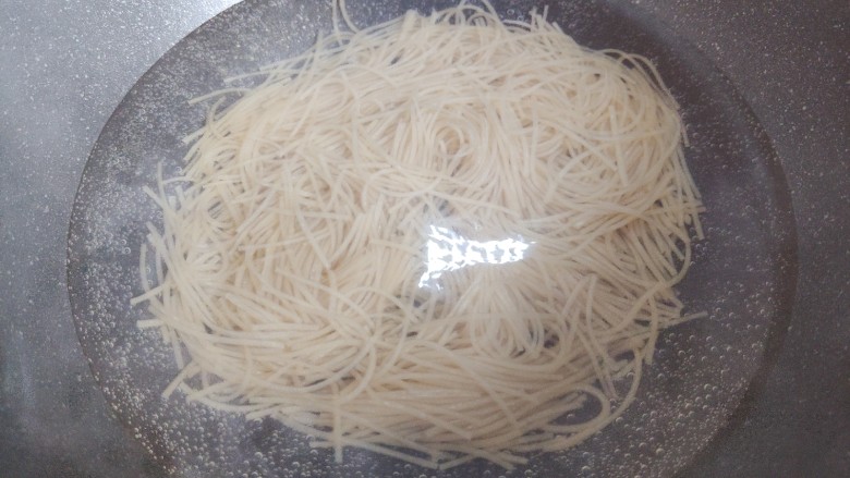 包菜炒粉丝,锅内煮适量清水,水开后放入红薯粉丝,煮30秒