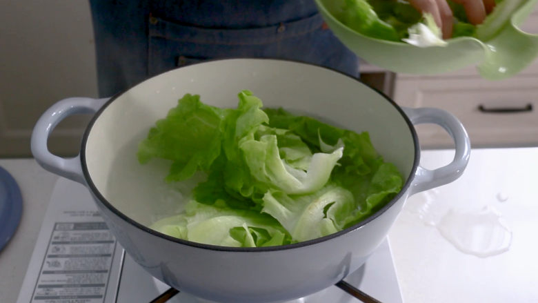 蚝油生菜,烧一锅水,水开后将生菜焯一下