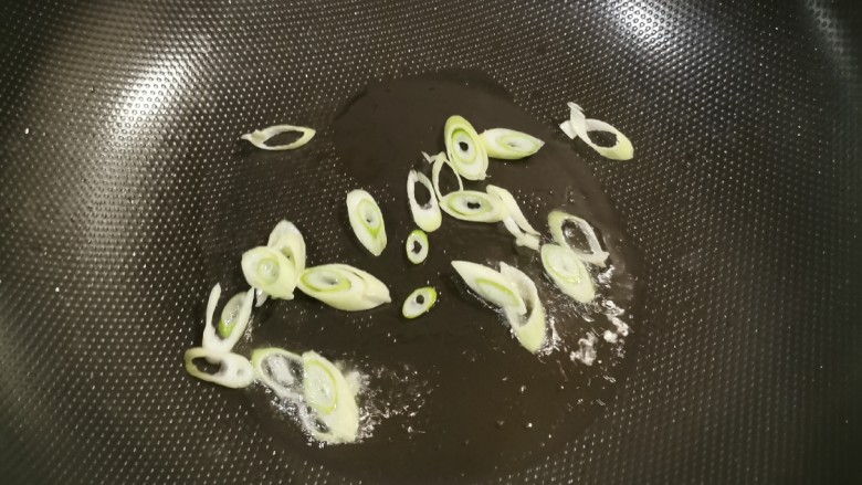 包菜炒粉丝,起油锅放入食用油,油热后放入葱片炒香。