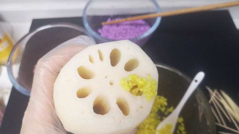 彩色糯米糖藕,一个洞装一色(如混色灌成熟后分辩不出)