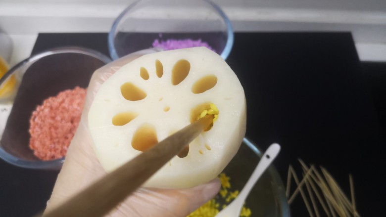 彩色糯米糖藕,用筷子捣入底部压实(小孔用牙签)继续填满