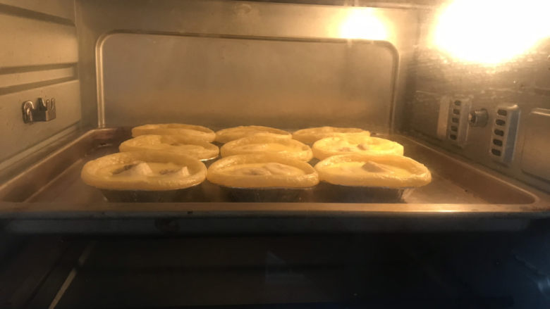 金黄香蕉🍌酥皮蛋挞,送入预热好的烤箱,上下火230度烤25分钟