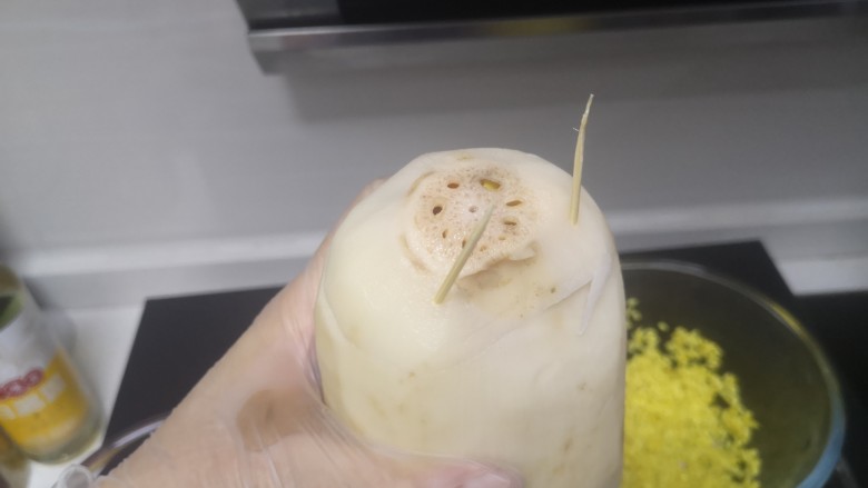 彩色糯米糖藕,用牙签固定好接缝口(如缝衣接缝)