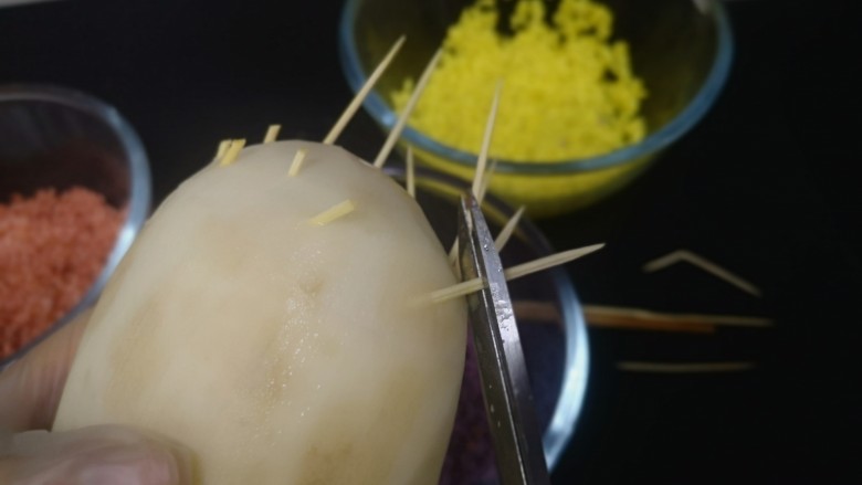 彩色糯米糖藕,剪断外出的牙签,长度正好放的下锅内