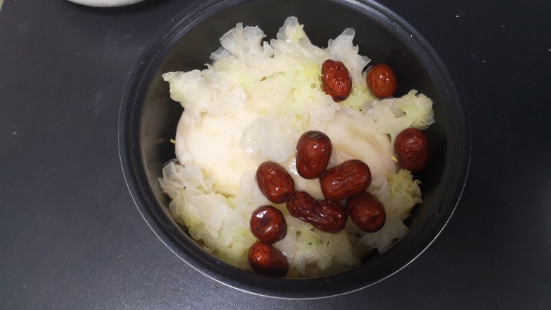 彩色糯米糖藕,加入莲子,银耳,枣铺在藕上(除糖,糖一起煲煮藕和莲子软糯慢也会影响口感达不到想要的效果,所以后面再放)