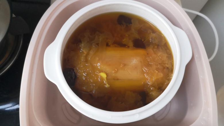 彩色糯米糖藕,然后把电饭煲煲好的内容全倒入电炖锅容器,换工具继续工作