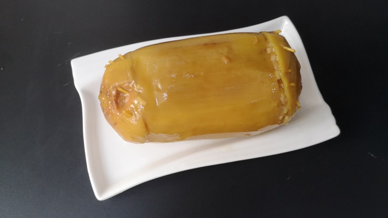 彩色糯米糖藕,第二种把金黄色表面糖藕捞出,准备切摆盘上桌