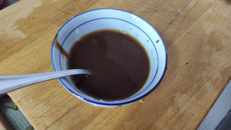 糖醋茄子,半碗清水,搅拌均匀备用