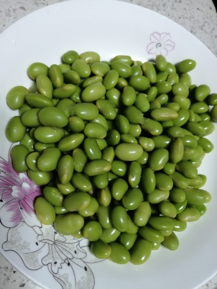 毛豆炒肉丝,<a style='color:red;display:inline-block;' href='/shicai/ 67'>毛豆</a>去皮后,洗干净,然后放水里把豆豆煮开,捞出来将豆皮去掉,滤水备用。