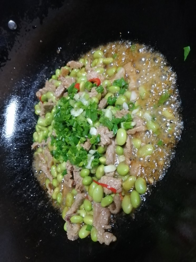 毛豆炒肉丝,加葱花翻炒下。