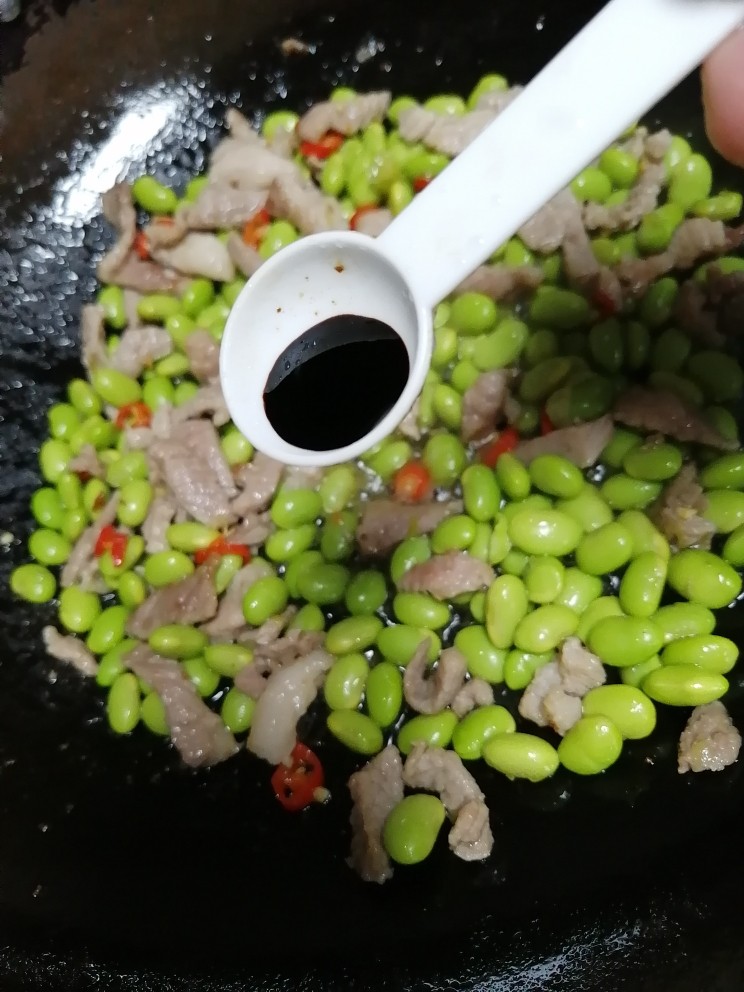 毛豆炒肉丝,加适量酿造酱油翻炒