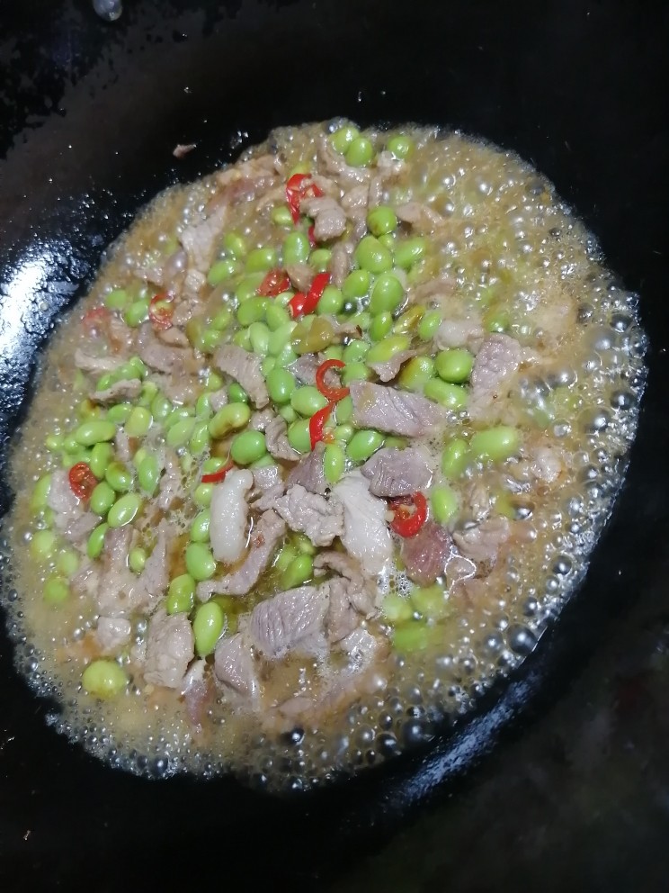 毛豆炒肉丝,加适量的水稍微煮下,大概2分钟。