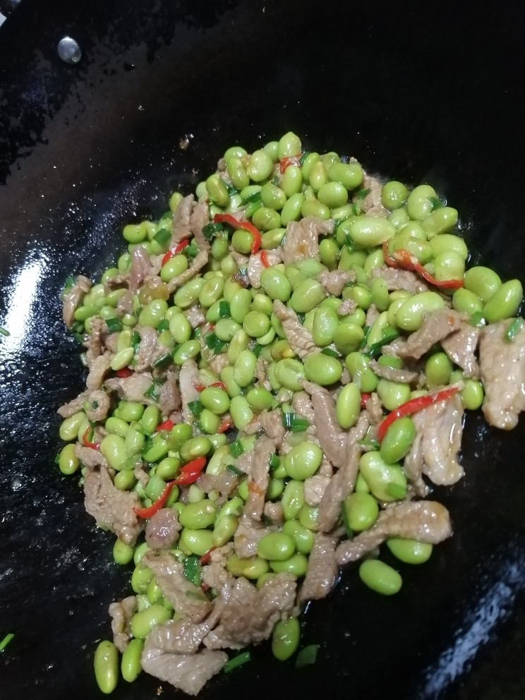 毛豆炒肉丝,收汁熄火,准备盛出