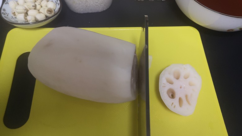 彩色糯米糖藕,擦干粉藕,切一头做顶盖备用