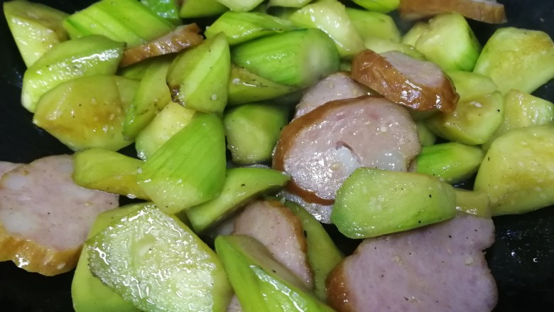 丝瓜炒红肠,文火翻炒均匀,把红肠里面的肥肉炒透明,炒出香味。