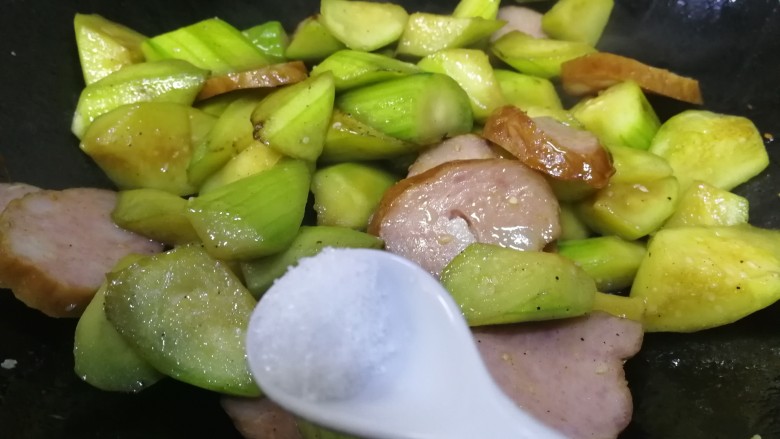 丝瓜炒红肠,放半小勺盐,文火翻炒匀增味。
